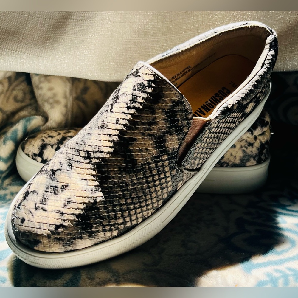 Women’s size 7 m slip on shoes , so cute 💕
